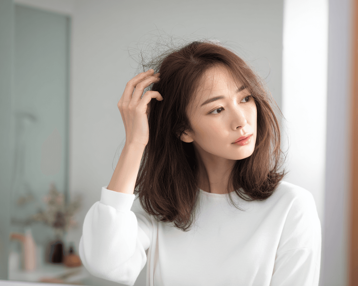 위고비 마운자로 사용 중 탈모를 걱정하는 여성 이미지